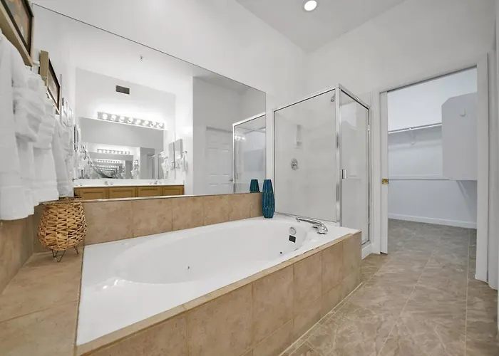 Holiday home Waterfront 1st Flr, Gated, 2 Bd Office, Trail