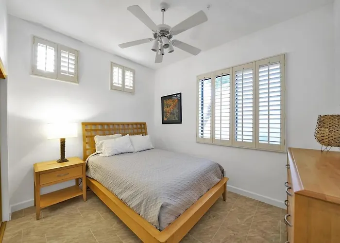 Holiday home Waterfront 1st Flr, Gated, 2 Bd Office, Trail