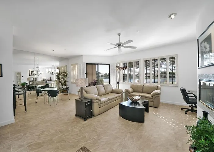 Holiday home Waterfront 1st Flr, Gated, 2 Bd Office, Trail